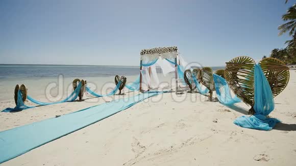 在热带海滩上装饰着鲜花和大型风发织物的婚礼拱门菲律宾博霍尔视频的预览图