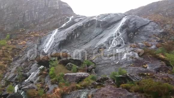 在Beara半岛的Gleninchaquin瀑布视频的预览图