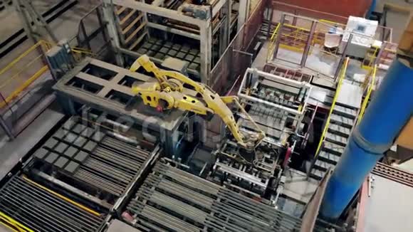自动机器人手臂在工业工厂工作视频的预览图