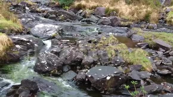 在Beara半岛的Gleninchaquin瀑布视频的预览图