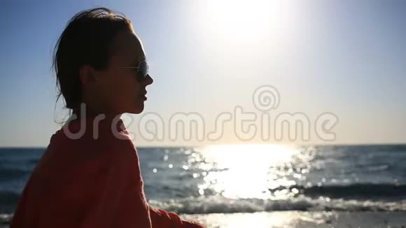 海滩特写上美女的肖像带着太阳镜微笑的女孩视频的预览图