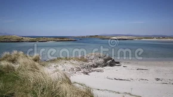 苏格兰白色沙滩和清澈的蓝色海洋波特纳鲁恰格以北苏格兰西部英国苏格兰视频的预览图