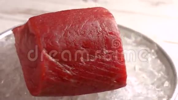 生鱼肉在冰上视频的预览图