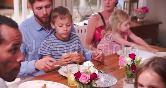 在家吃饭的家庭视频的预览图