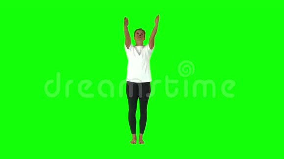 身材苗条的女人抬起手臂伸展身体视频的预览图