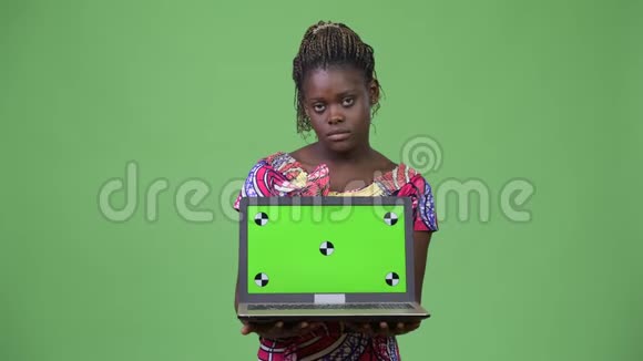 年轻的非洲女人展示笔记本电脑视频的预览图