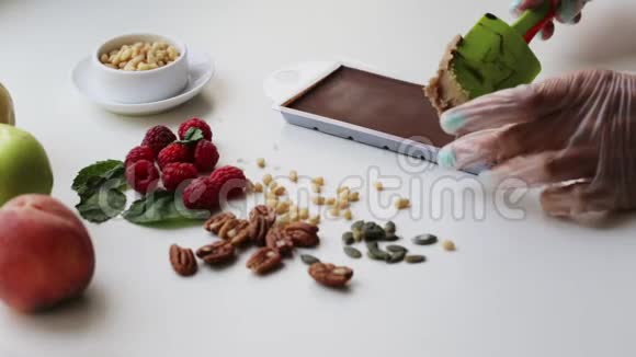 巧克力软糖倒入托盘自制巧克力的烹饪过程视频的预览图