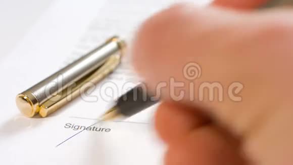 人书写签字文件视频的预览图