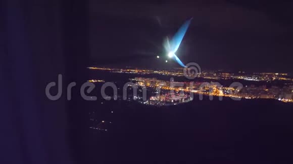 从上面可以看到夜景起飞飞机飞行概念2飞机在机场跑道上夜间起飞视频的预览图