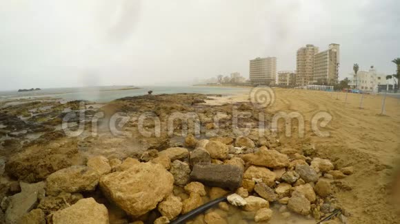北塞浦路斯封闭的鬼城瓦罗沙禁止海滩视频的预览图