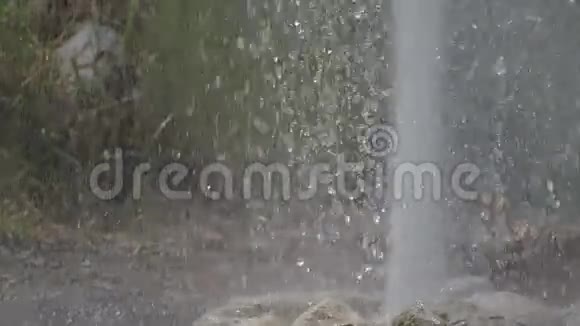 间歇泉水喷发的节奏视频的预览图