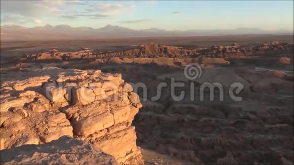 智利阿塔卡马沙漠的景观和晚霞视频的预览图