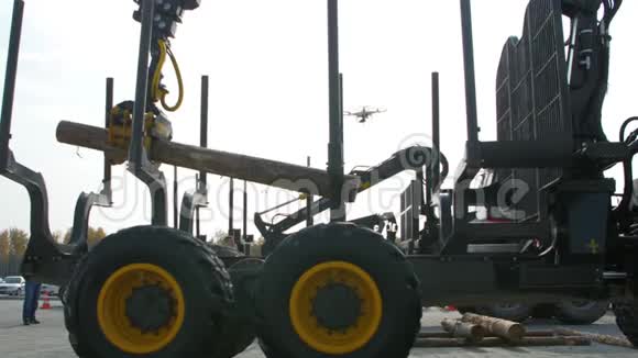 重型设备装载剪刀切割原木大型原木装载机和针叶树原木原木场的操作视频的预览图