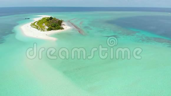 空中从上面看热带环礁蓝色泻湖绿松石水珊瑚礁印度尼西亚瓦卡托比海洋国家公园概念视频的预览图