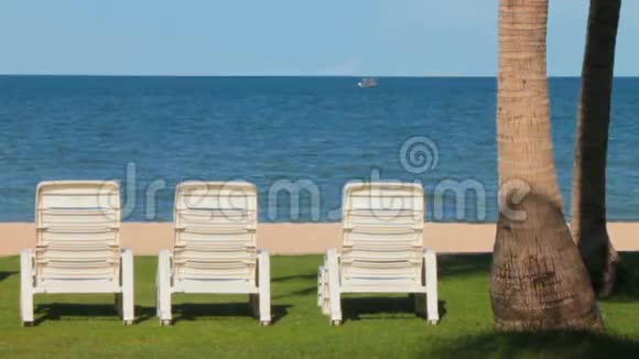 在偏远偏远海滩放松日光浴床HDVDO视频的预览图