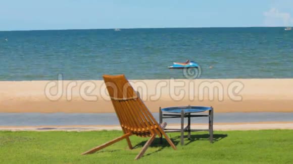 在偏远偏远海滩放松日光浴床HDVDO视频的预览图
