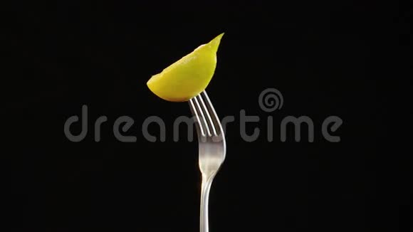 在黑色背景上用柠檬叉子视频的预览图