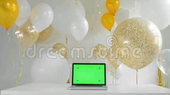 带有隔离绿色屏幕的笔记本电脑金色和银色气球背景全新概念1080P全高清视频的预览图