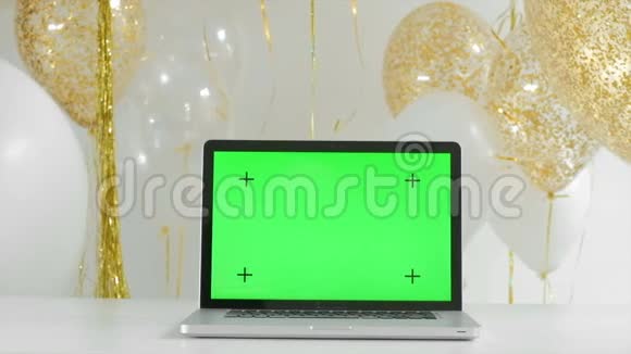 带有隔离绿色屏幕的笔记本电脑金色和银色气球背景新年概念1080P全高清视频的预览图