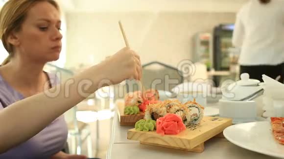 高加索女人在餐馆吃寿司视频的预览图