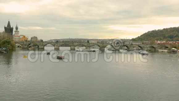 布拉格桥附近的一座旧钟楼老城河对岸的一座桥视频的预览图