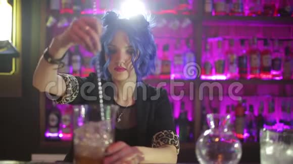 女招待有蓝色头发的女孩夜酒吧鸡尾酒制作视频的预览图