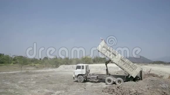 自卸卡车把泥土留在地上视频的预览图