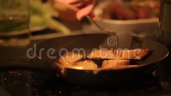 女人在喜庆的餐桌上烤烤面包视频的预览图