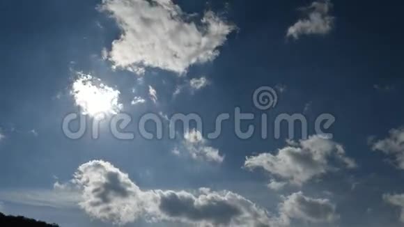 天空中的太阳移动云的时间流逝视频的预览图