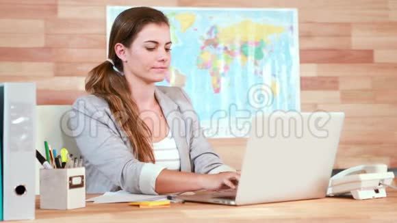 临时女商人用笔记本电脑打电话视频的预览图