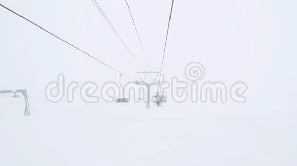 在冬季的雾牛奶日滑雪板在慢速运动中举起椅子1920x1080视频的预览图