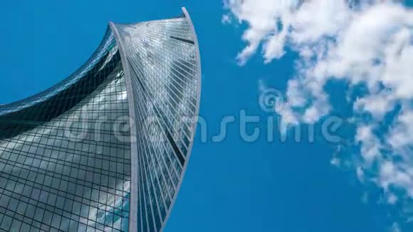 现代摩天大楼顶天立地视频的预览图