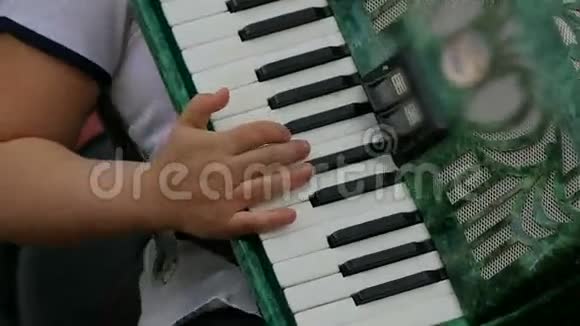 男孩把手风琴放在手中慢动作录像视频的预览图