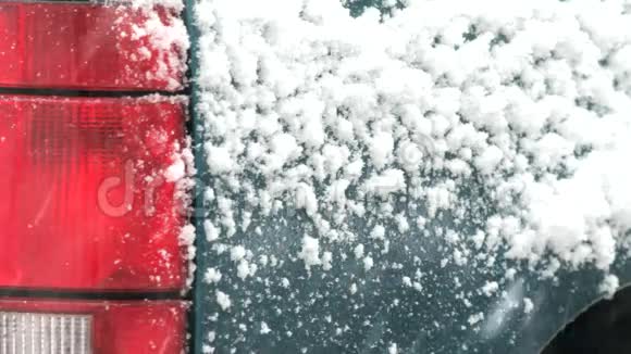 暴风雪中的雪粘在卡车上视频的预览图