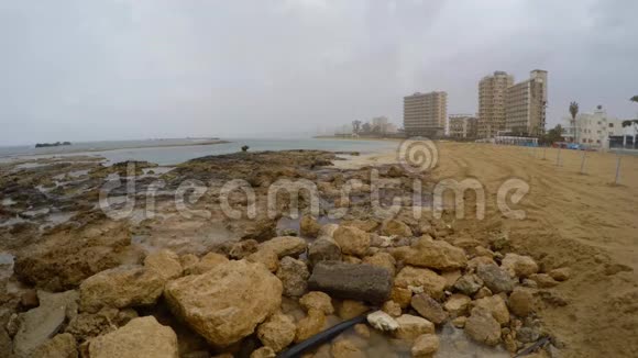 北塞浦路斯封闭的鬼城瓦罗沙禁止海滩视频的预览图