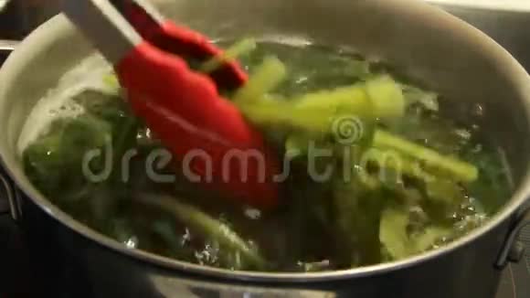煮蒲公英花青菜视频的预览图