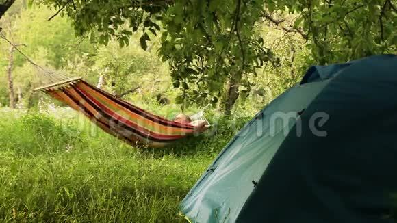 野营设备观光帐篷和树间吊床视频的预览图