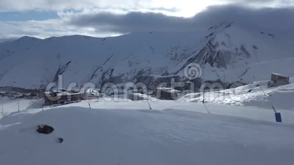 冬季滑雪场滑雪缆车景观视频的预览图