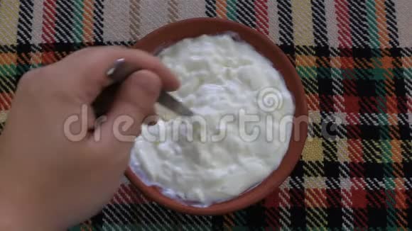混合传统保加利亚酸奶视频的预览图