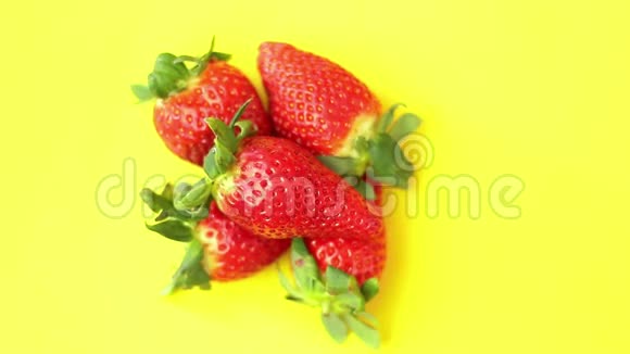 草莓和带有红色浆果的华夫饼视频的预览图