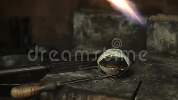 珠宝中金属熔化金属燃烧的录像片段视频的预览图