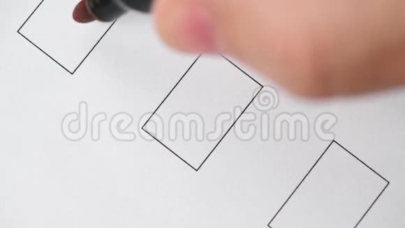 用记号笔在纸上画红色检查标记视频的预览图