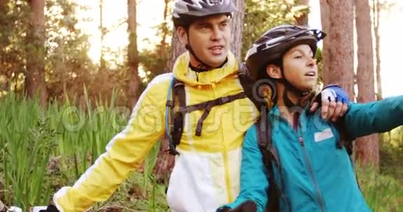 山地自行车夫妇指向大自然视频的预览图