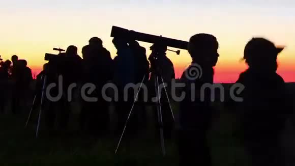 天文学家通过望远镜观察视频的预览图