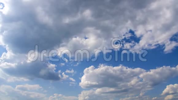 积云在蓝天上的时间流逝视频的预览图
