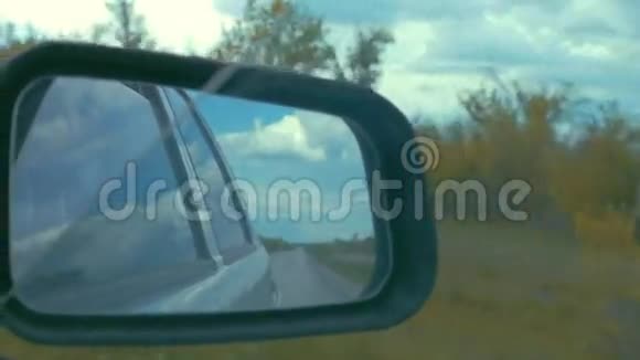 汽车后视镜中的道路慢动作视频视频的预览图
