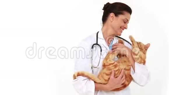 带着可爱的猫在她怀里微笑的兽医视频的预览图