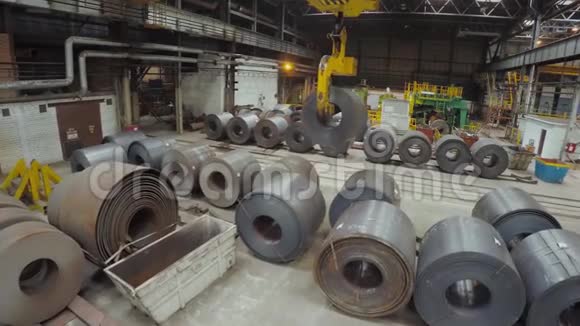 汽车零部件生产老厂一个铝管仓库金属管的生产管道焊接视频的预览图