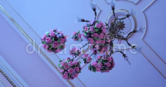 装饰着鲜花的婚礼吊灯视频的预览图