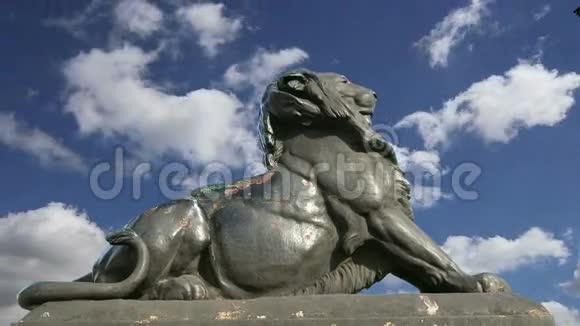西班牙巴塞罗那奇斯托普尔哥伦布纪念碑附近的狮子雕塑视频的预览图